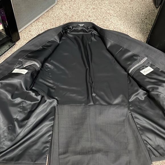 New Geoffrey Beene suit - Picture 6 of 12